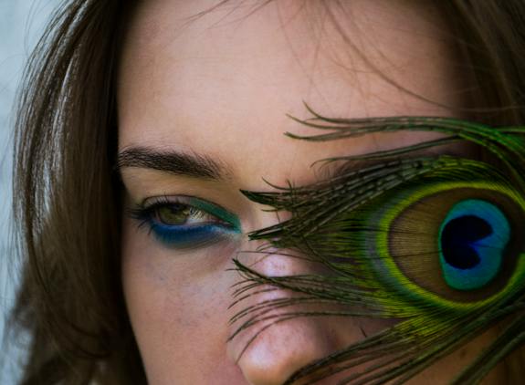 The reasons for choosing colored contact lenses over glasses